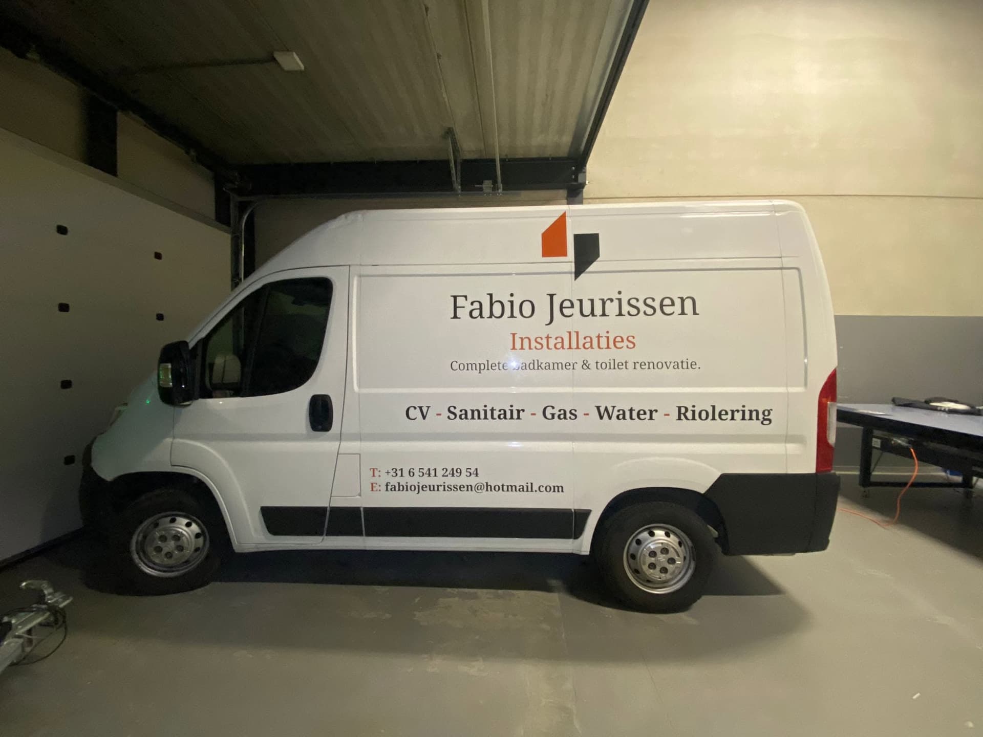 De bedrijfsbus van Fabio Jeurissen Installaties met de diensten C.V., sanitair, gas, water en riolering